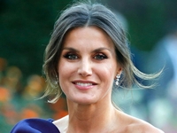 Вечная классика: королева Летиция в платье с беспроигрышным вырезом