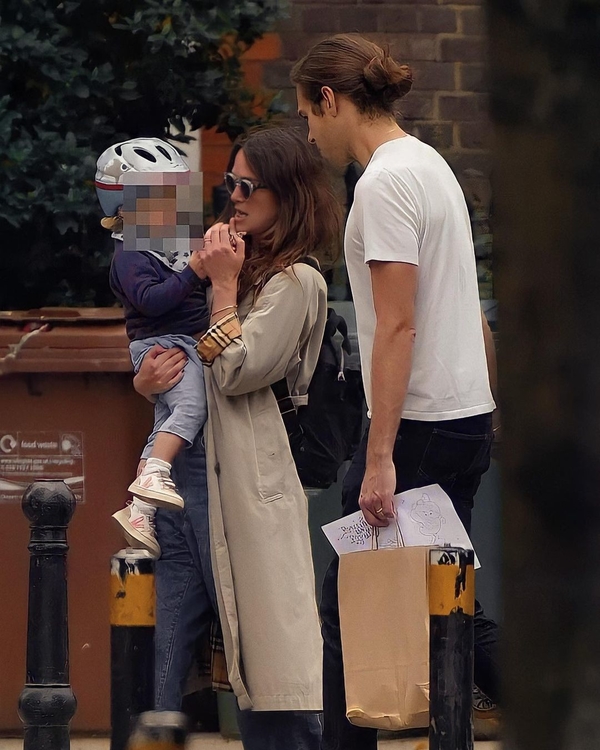 Кира Найтли с мужем и детьми в Лондоне