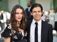 В Сеть слили редкие фото Киры Найтли с мужем и детьми