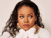 Рианна вновь эпатировала публику образом в несочетаемых вещах