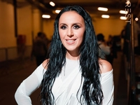 Джамала в платье с глубоким декольте похвасталась похудевшей фигурой: фото