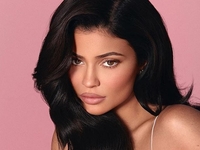 Беременная Кайли Дженнер в плюшевой шапке и унтах с коровьим принтом