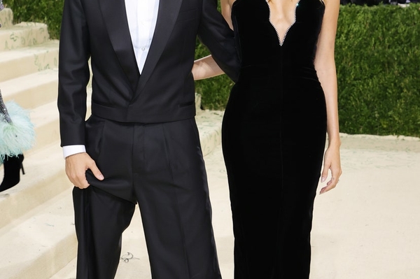 Джастин в Drew и Хейли Бибер в Saint Laurent / Getty