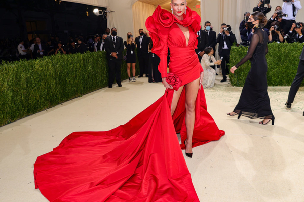 Карли Клосс в Carolina Herrera / Getty