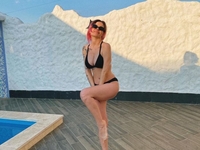 Спустя полтора месяца после родов: MamaRika похвасталась стройной фигурой в бикини