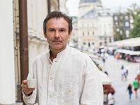 Святослав Вакарчук похвастался стальным прессом: фото