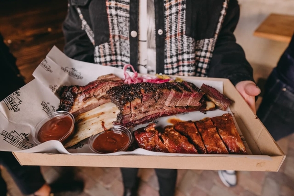 Фестиваль уличной еды Ulichnaya Eda.BBQ: где поесть, куда пойти и кого послушать