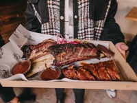 Фестиваль уличной еды Ulichnaya Eda.BBQ: где поесть, куда пойти и кого послушать