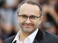 Известного режиссера ввели в искусственную кому