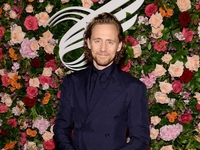 Тома Хиддлстона застукали на Ибице со звездой "Рассказа служанки"