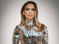 Самая актуальная сумка осени 2021: показывает Джей Ло