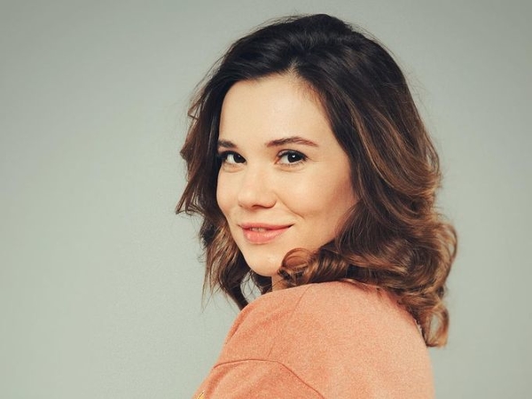 Ударил в живот: звезда «Слуги народа» рассказала об изменах и побоях мужа