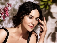 Впервые на театральной сцене: роскошная Моника Беллуччи в черном прозрачном платье-футляре