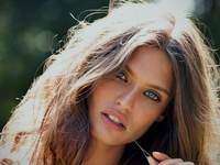 Образ дня: супермодель Бьянка Балти в облаке из розовых перьев