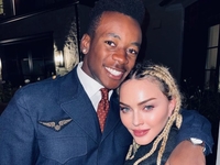 Сладкие 16: Мадонна устроила приемному сыну праздничную вечеринку