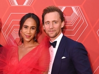 Том Хиддлстон закрутил роман с коллегой: фото