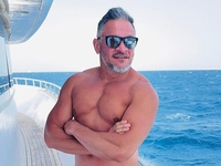 Прикрылся арбузом: Эктор Хименес-Браво полностью обнажился