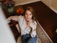 Фреймут показала, как правильно целоваться при встрече