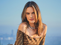 Как сочетать корсет и рубашку в одном образе: показывает Алессандра Амбросио