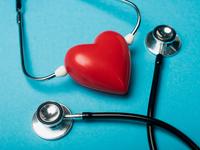 Ко Дню сердца в Киеве подсветили Пешеходный мост красным цветом