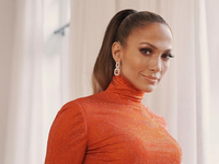 Прическа, которая делает визуально на 15 лет моложе: показывает Джей Ло