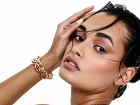 Назад в 00-е: сочетайте короткое платье и пояс-цепочку, как Жизель Оливейра