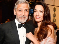 Амаль Клуни в сияющем платье и боа затмила всех на кинофестивале в Лондоне