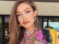 Белый — новый бежевый: Джиджи Хадид показывает идеальное пальто на осень