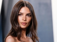 Мужской костюм на голое тело: эффектный образ Эмили Ратаковски