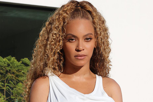 Бейонсе «взорвала» интернет изумрудным платьем с высоким разрезом