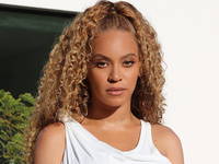 Бейонсе «взорвала» интернет изумрудным платьем с высоким разрезом