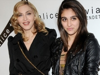 «Она помешана на контроле»: дочь Мадонны рассказала об отношениях с матерью