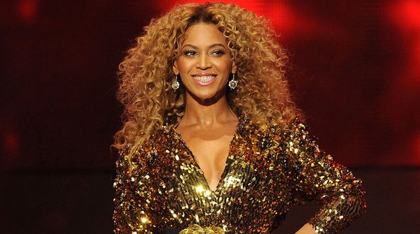 С чем носить прозрачную водолазку: показывает Бейонсе