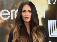 Самая короткая юбка из всех возможных и очень длинное пальто: эффектный выход Меган Фокс