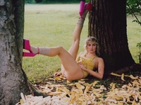 Майли Сайрус снялась топлес в прозрачных трусах: фото и видео