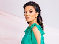 Ева Лонгория похвасталась стройной фигурой в крошечном бикини: фото