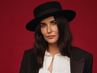 Деми Мур показывает главные тренды сезона в одном образе