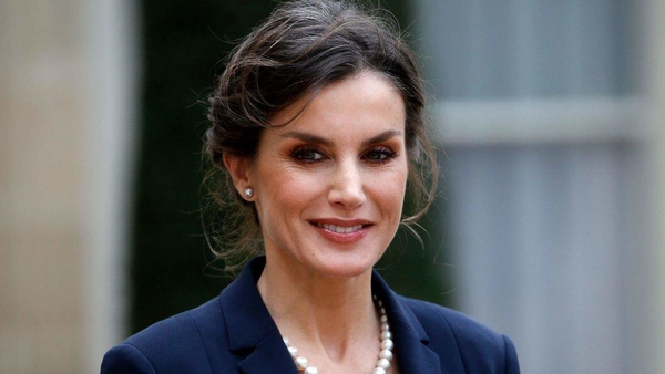 Перья, разрез и вырез на спине: волнующий образ королевы Летиции