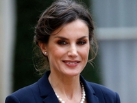 Перья, разрез и вырез на спине: волнующий образ королевы Летиции