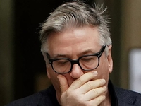 «У меня нет слов, чтобы выразить свое потрясение и печаль»: Алек Болдуин впервые прокомментировал гибель оператора на съемках