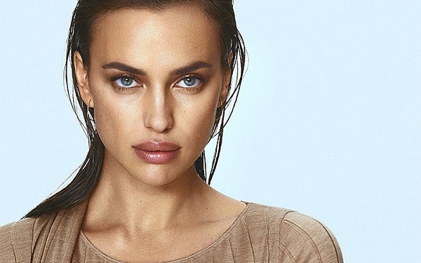 Маленькое черное платье + высокие ботфорты: роскошный выход Ирины Шейк