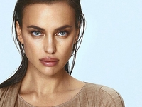 Маленькое черное платье + высокие ботфорты: роскошный выход Ирины Шейк