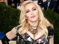 Стиль собачки: 63-летняя Мадонна в дерзком мини устроила провокацию