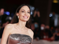 Невозможно отвести взгляд: изящная Анджелина Джоли в металлическом платье