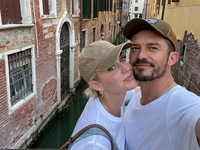 Орландо Блум показал, как делает ремонт в комнате для маленькой дочурки