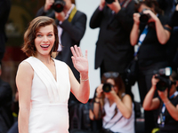 Милла Йовович показала детское фото, сделанное в Киеве