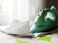 Как погладить вещи без  утюга: самые интересные способы