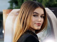 С чем носить самую модную обувь этого сезона: показывает Кайя Гербер