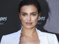 Самый провокационный образ Ирины Шейк: боди поверх колготок, ботфорты выше колена и кожаный тренч