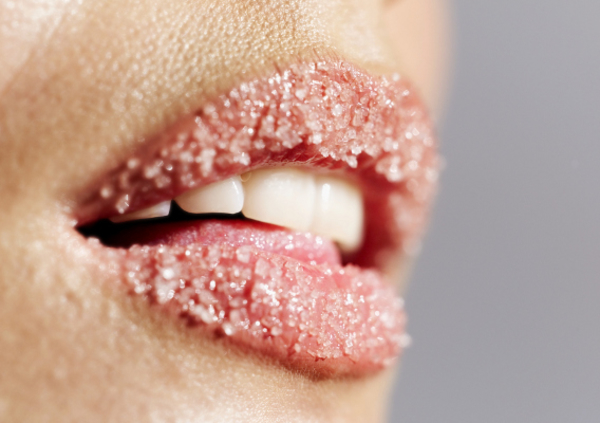 Обветренные губы: 5 факторов, которые усугубляют сухость, и способы с ними бороться